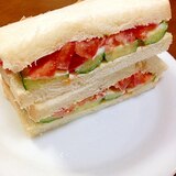 トマトときゅうりのサンドイッチ